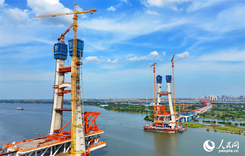 昌九高鐵南昌揚子洲贛江公鐵大橋建設現場，工人正在加緊推進西支主橋主塔和連續梁施工作業。人民網 朱海鵬攝