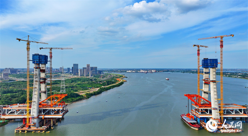 昌九高鐵南昌揚子洲贛江公鐵大橋建設現場，工人正在加緊推進西支主橋主塔和連續梁施工作業。人民網 朱海鵬攝