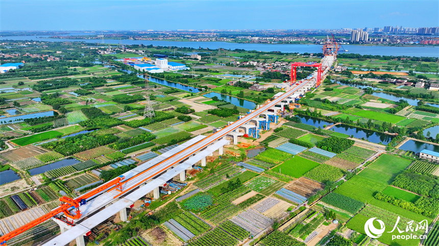 昌九高鐵南昌揚子洲贛江公鐵大橋建設現場，工人正在加緊推進西支主橋主塔和連續梁施工作業。人民網 朱海鵬攝