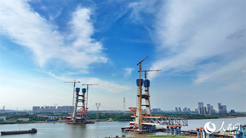 昌九高鐵南昌揚子洲贛江公鐵大橋建設現場，工人正在加緊推進西支主橋主塔和連續梁施工作業。人民網 朱海鵬攝