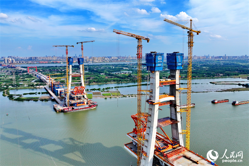 昌九高鐵南昌揚子洲贛江公鐵大橋建設現場，工人正在加緊推進西支主橋主塔和連續梁施工作業。人民網 朱海鵬攝