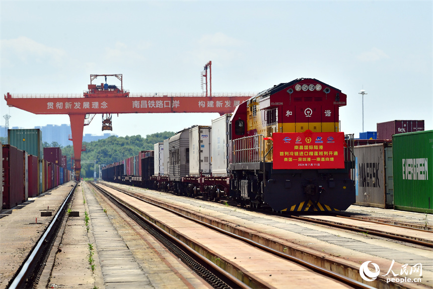 冷鏈物流班列駛進位于江西省南昌縣的南昌鐵路口岸。人民網記者 時雨攝