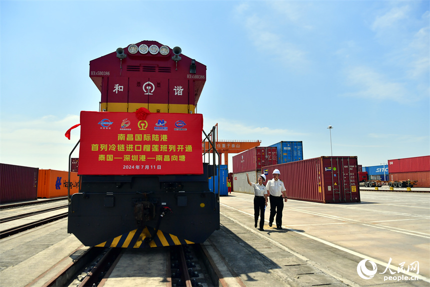 在南昌向塘國際陸港，海關工作人員正在對進境的冷鏈物流班列進行監管。人民網記者 時雨攝