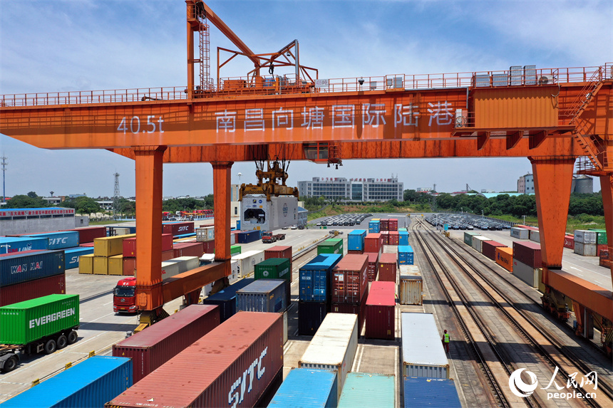 在南昌向塘國際陸港，龍門吊正在起吊冷鏈物流班列的貨箱。人民網記者 時雨攝