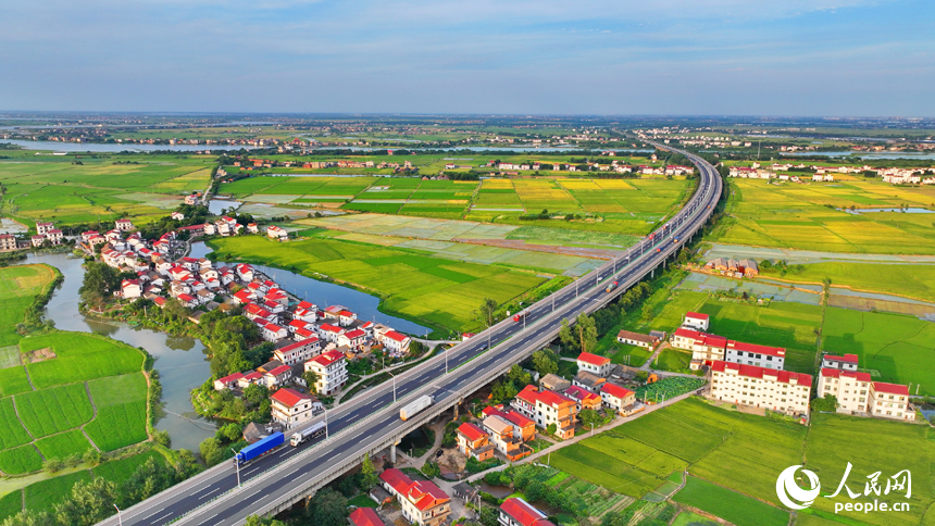 南昌縣南新鄉西江村一帶，車輛在繞城高速公路上疾馳，沿線鄉村風景怡人。人民網 朱海鵬攝