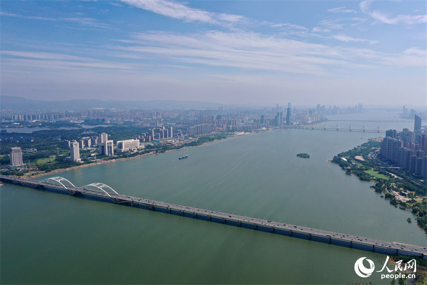 連接紅谷灘區和南昌縣的生米大橋上車水馬龍。人民網記者 時雨攝