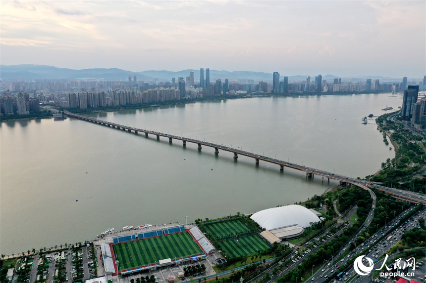 橫跨贛江的南昌大橋，該大橋是進出南昌城區的重要通道之一。人民網記者 時雨攝