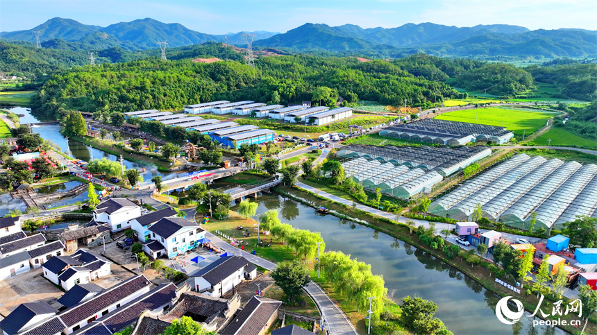撫州市廣昌縣旴江鎮彭田村溪畔彭田鄉村旅游點，各式各樣的游玩項目吸引了不少游客前來體驗。人民網 朱海鵬攝