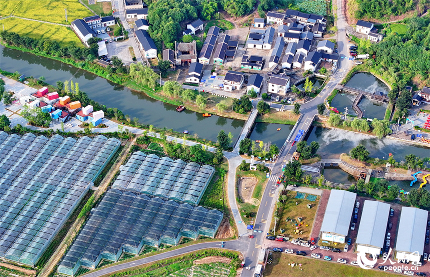 撫州市廣昌縣旴江鎮彭田村溪畔彭田鄉村旅游點，各式各樣的游玩項目吸引了不少游客前來體驗。人民網 朱海鵬攝