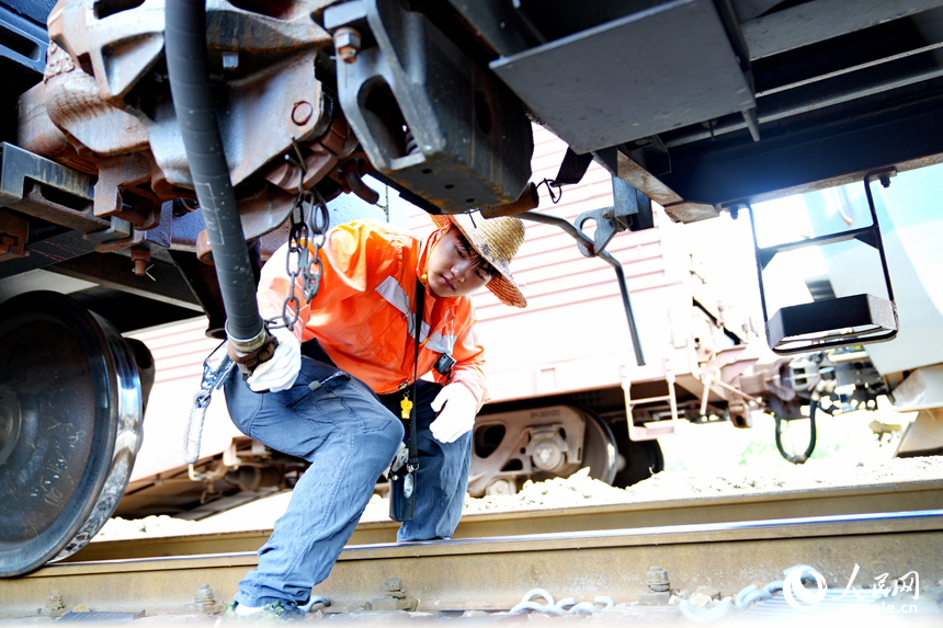 贛州市贛州東站，鐵路工人冒著高溫在進行軌道減速頂檢修和調車作業。人民網 朱海鵬攝