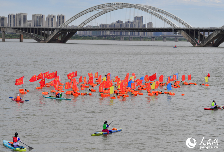 贛江中各代表隊的游泳方陣。人民網記者 時雨攝