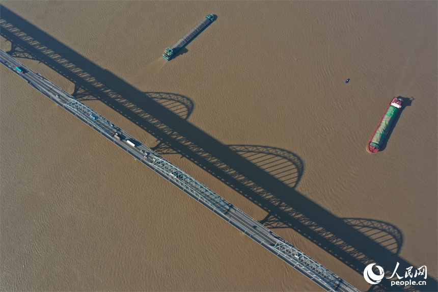 船舶航行在長江江西九江段水面。人民網記者 時雨攝