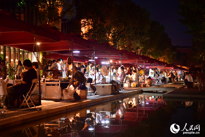 江西省景德鎮陶溪川文創街區瓷器夜市人流不息。人民網記者 時雨攝