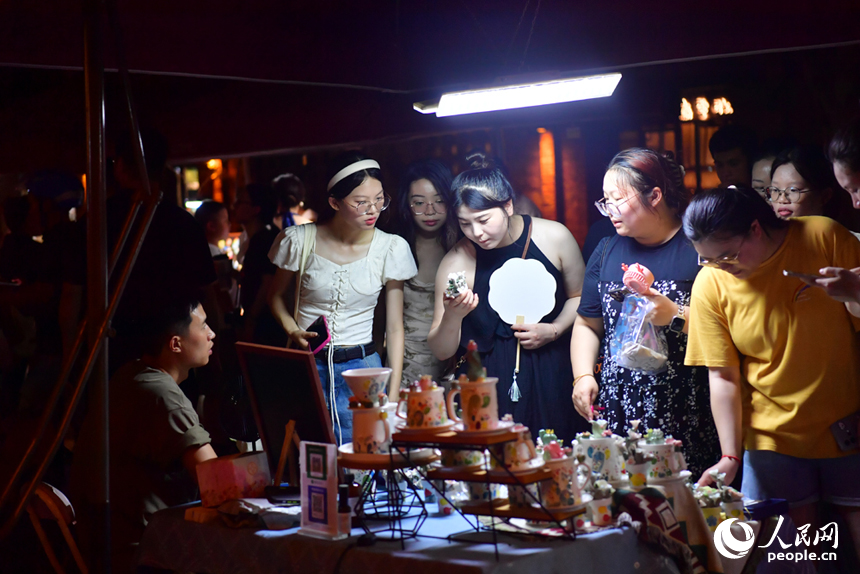 夜市上，游客們在挑選心儀的瓷器產品。人民網記者 時雨攝