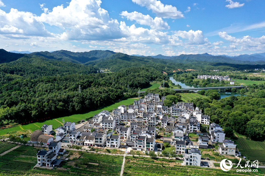 石門自然村在藍天白云映襯下如畫卷般展現在人們面前。人民網記者 時雨攝