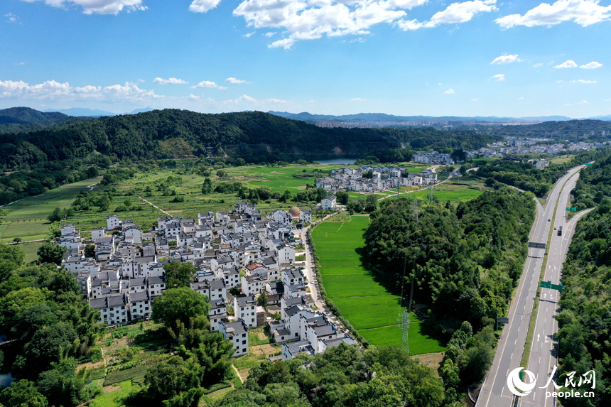 杭瑞高速從石門自然村旁穿行。人民網記者 時雨攝