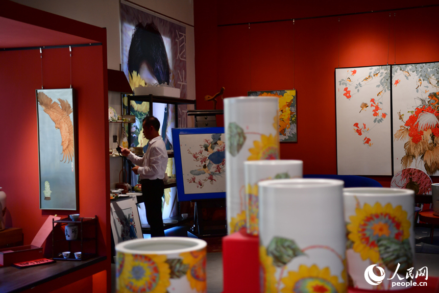 慕名來到三寶村的游客在一間陶瓷工作室“打卡”。人民網記者 時雨攝