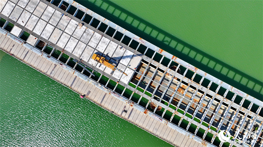 豐城市紫云大橋施工現場，工人在進行橋面結構件安裝施工。人民網 朱海鵬攝