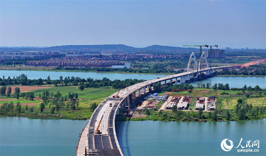 豐城市紫云大橋施工現場，工人在進行橋面結構件安裝施工。人民網 朱海鵬攝