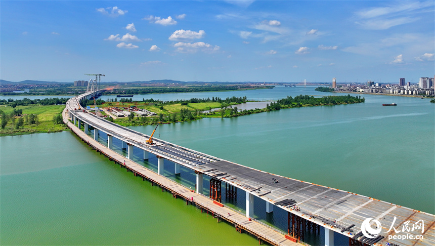 豐城市紫云大橋施工現場，工人在進行橋面結構件安裝施工。人民網 朱海鵬攝