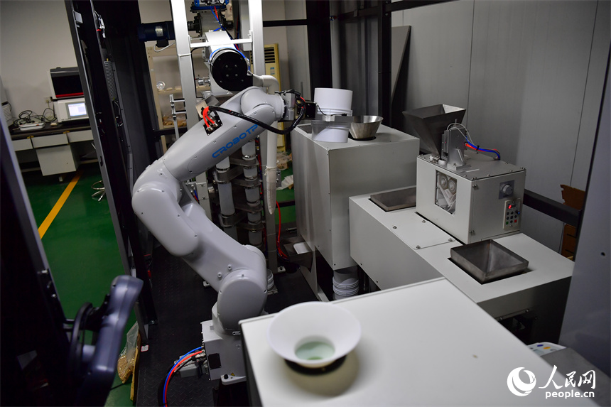 第三代糧食收購智能扦檢設備正在對糧車的早稻進行智能化扦檢。人民網記者 時雨攝