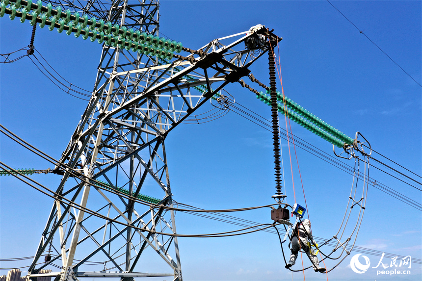 電網檢修工正在進行缺陷消除帶電作業。人民網記者 時雨攝