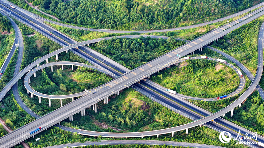 撫州市廣昌縣廣昌樞紐，廣吉高速與濟廣高速交匯，車輛往來穿行，繁忙有序。人民網 朱海鵬攝