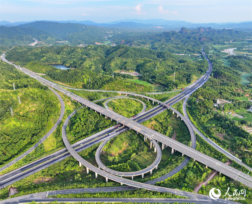 撫州市廣昌縣廣昌樞紐，廣吉高速與濟廣高速交匯，車輛往來穿行，繁忙有序。人民網 朱海鵬攝