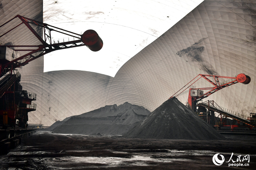 江西省豐城新高焦化生產廠區內的封閉式儲煤大棚。人民網記者 時雨攝