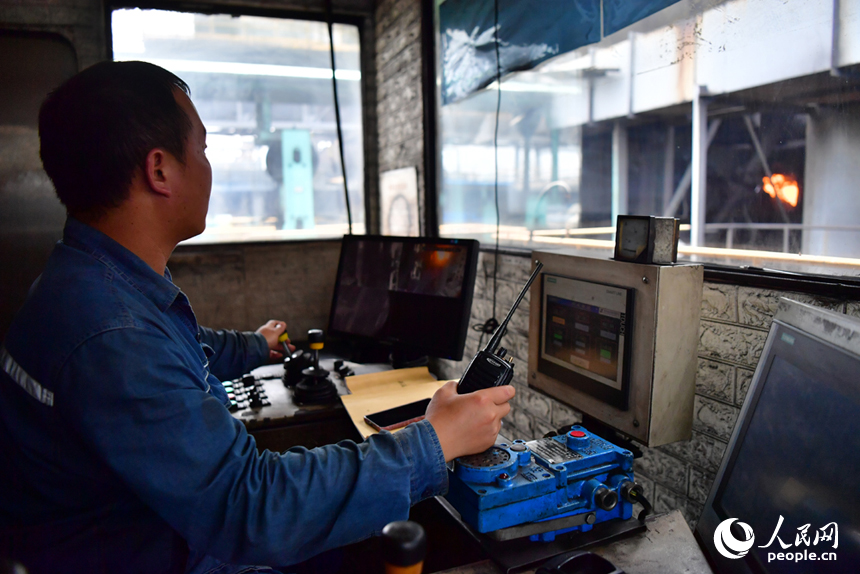 江西省豐城新高焦化生產廠區內，工人正在作業。人民網記者 時雨攝