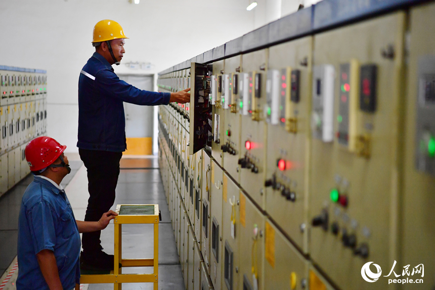 配電間內，工人們正在進行相關作業。人民網記者 時雨攝