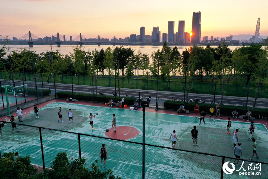 傍晚時分，市民們正在贛江畔的體育公園籃球場內運動健身。人民網記者 時雨攝