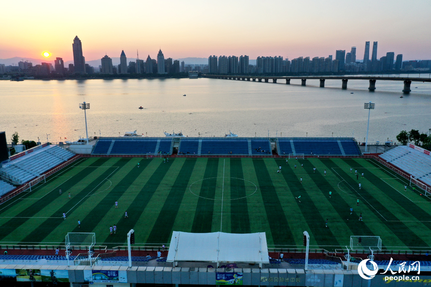 傍晚時分，市民們正在贛江畔的體育公園足球場內運動健身。人民網記者 時雨攝