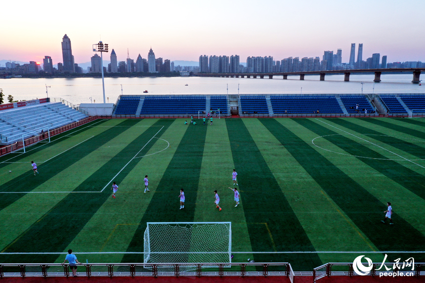 傍晚時分，市民們正在贛江畔的體育公園足球場內運動健身。人民網記者 時雨攝
