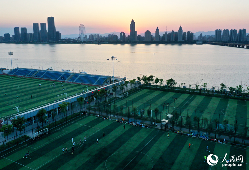 傍晚時分，市民們正在贛江畔的體育公園足球場內運動健身。人民網記者 時雨攝