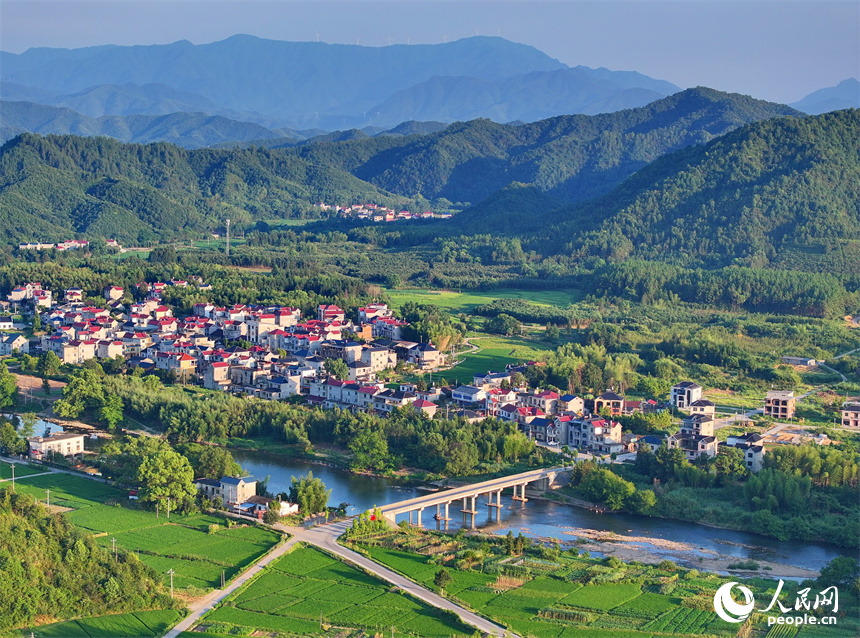 德興市張村鄉店前村一帶，農房、田園、河流在巍峨群山的掩映下美如畫卷，風景怡人。人民網 朱海鵬攝