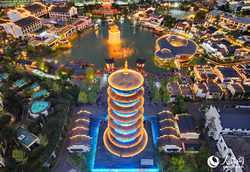 上饒市婺源縣婺女洲度假區夜景璀璨、游客眾多。人民網 朱海鵬攝