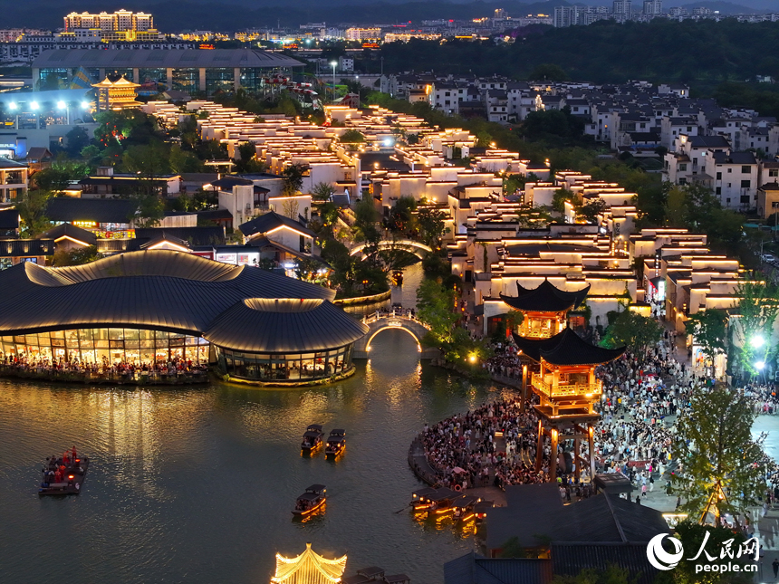 上饒市婺源縣婺女洲度假區夜景璀璨、游客眾多。人民網 朱海鵬攝