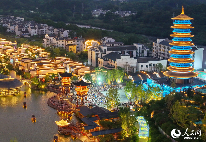 上饒市婺源縣婺女洲度假區夜景璀璨、游客眾多。人民網 朱海鵬攝