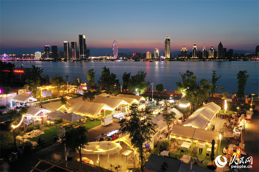 夜幕下，臨近贛江的夜市燈光璀璨。人民網記者 時雨攝