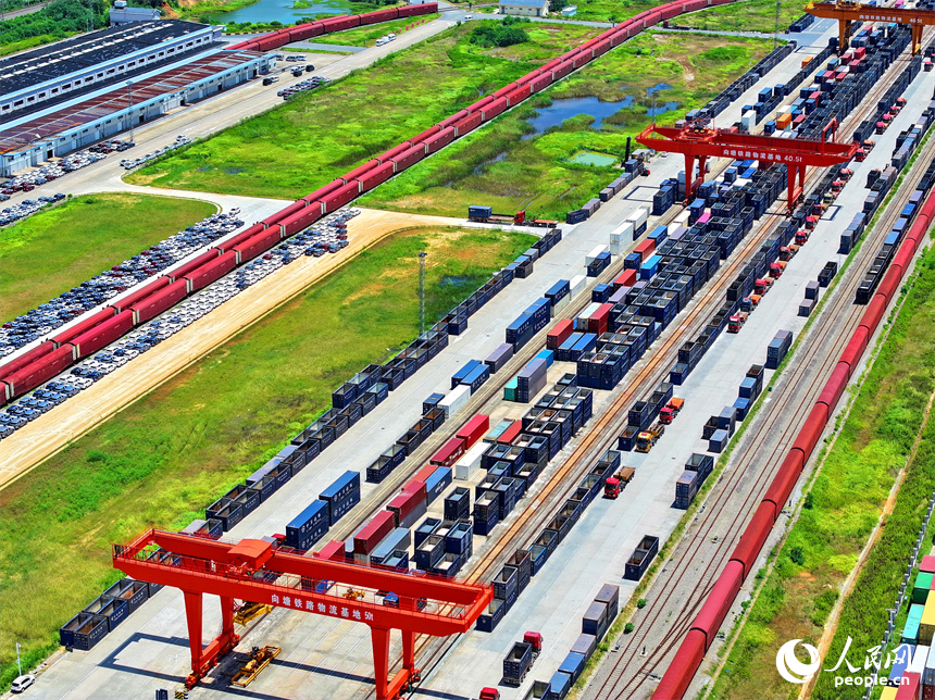 南昌國際陸港貨運場站，龍門吊在裝運進出口貨物集裝箱，一派繁忙有序的景象。人民網 朱海鵬攝