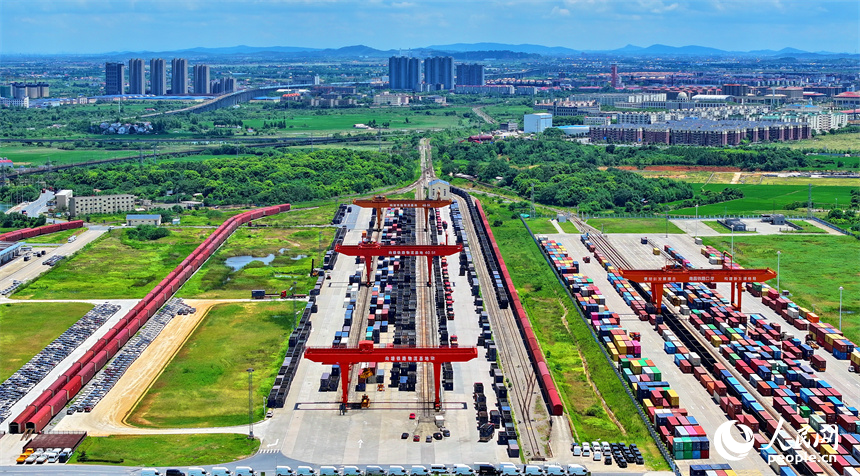 南昌國際陸港貨運場站，龍門吊在裝運進出口貨物集裝箱，一派繁忙有序的景象。人民網 朱海鵬攝