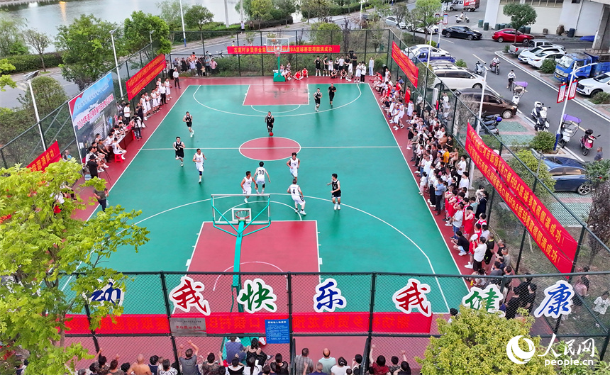 寧都縣洛口鎮首屆“村BA”男子籃球賽開賽，各代表隊激烈角逐。人民網 朱海鵬攝