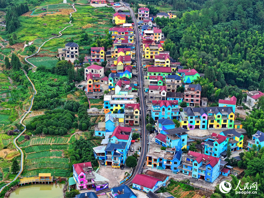 德興市大茅山鎮黃竹山村，五顏六色的外墻涂裝扮靚整個鄉村。人民網 朱海鵬攝