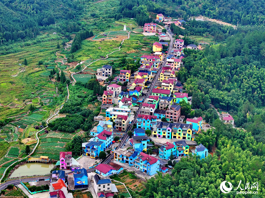 德興市大茅山鎮黃竹山村，五顏六色的外墻涂裝扮靚整個鄉村。人民網 朱海鵬攝