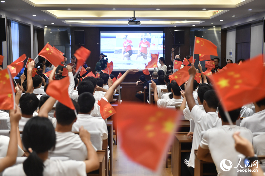 徐詩曉/孫夢雅奪冠后，江西省水上運動中心一片歡呼。人民網記者 時雨攝