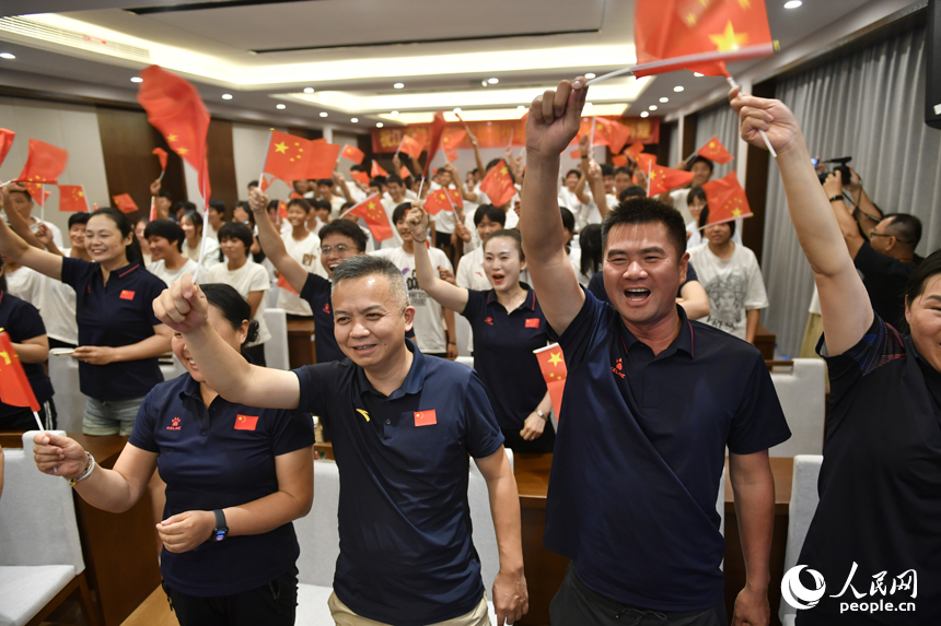 徐詩曉/孫夢雅奪冠后，江西省水上運動中心一片歡呼。人民網記者 時雨攝