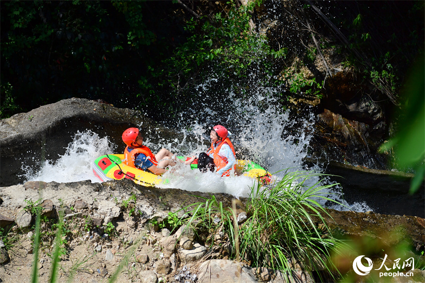 上高縣峽谷漂流水道上，一處落差點讓游客驚呼。人民網記者 時雨攝