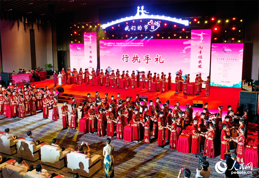 百對新人在江西永修吳城鎮的小島喜結連理。圖為集體婚禮現場。人民網記者 時雨攝