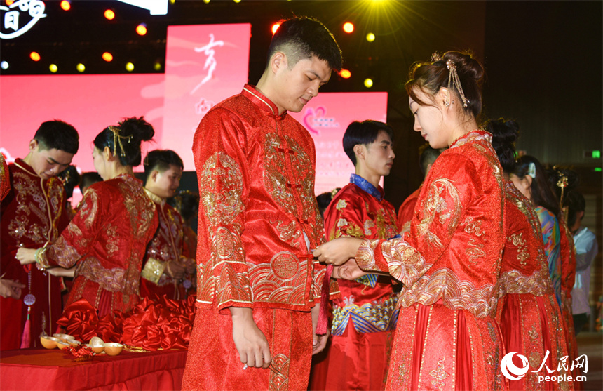 百對新人在江西永修吳城鎮的小島喜結連理。圖為集體婚禮現場。人民網記者 時雨攝